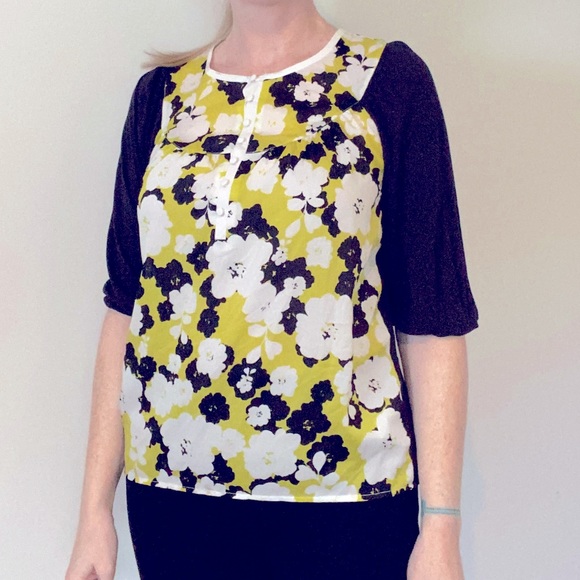 Kensie short sleeve top with floral pattern and tiny buttons - Picture 1 of 6